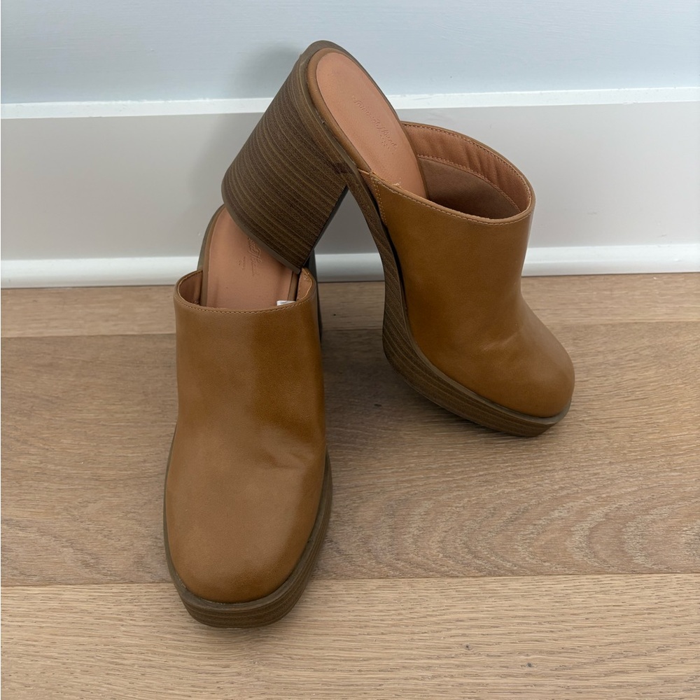 Universal Thread Clogs size 9